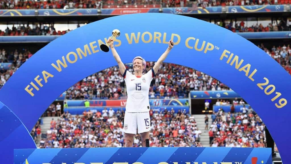 فوز الأمريكيات بـ كأس العالم انتصار آخر للنساء على ترامب وخطوة تقر بهن من المساواة بين الجنسين في كرة القدم ولها وجوه أخرى